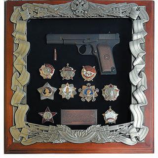 Ключница с пистолетом и наградам и СССР
